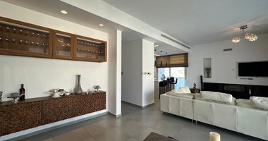 RENT: WHOLE FLOOR 3 BGEDROOM AND 2 BATHROOM APARTMENT ON SMALL BUILDING 5 APARTMENTS-MESA GEITONIA