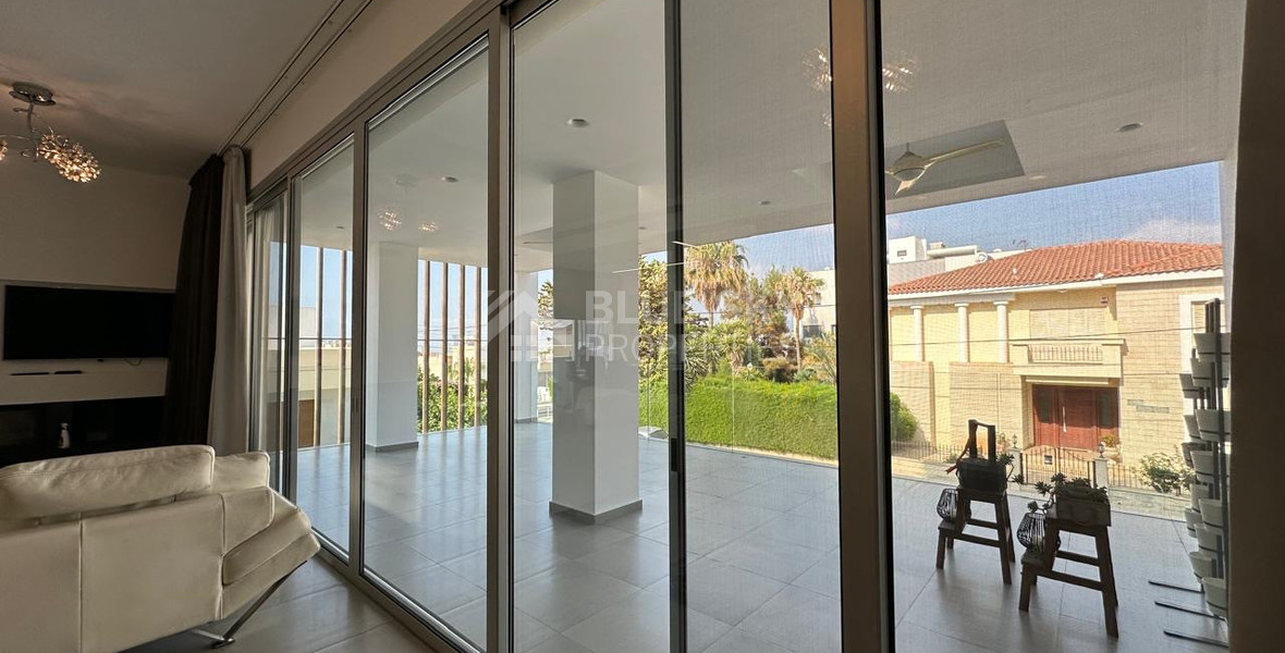 RENT: WHOLE FLOOR 3 BGEDROOM AND 2 BATHROOM APARTMENT ON SMALL BUILDING 5 APARTMENTS-MESA GEITONIA