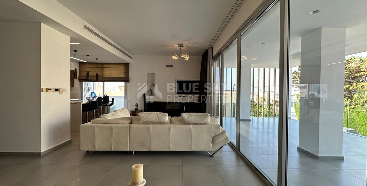 RENT: WHOLE FLOOR 3 BGEDROOM AND 2 BATHROOM APARTMENT ON SMALL BUILDING 5 APARTMENTS-MESA GEITONIA