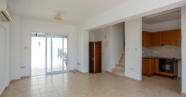 Two bedroom apartment with separate title deed in Chloraka, for sale