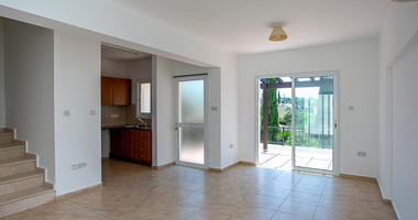 Two bedroom apartment with separate title deed in Chloraka, for sale