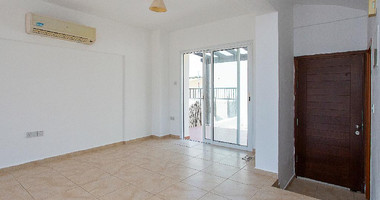 Two bedroom apartment with separate title deed in Chloraka, for sale
