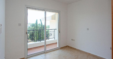 Two bedroom apartment with separate title deed in Chloraka, for sale