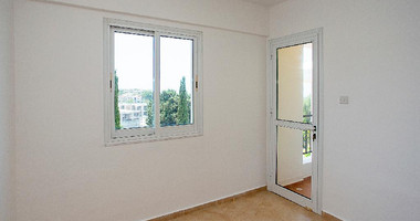 Two bedroom apartment with separate title deed in Chloraka, for sale