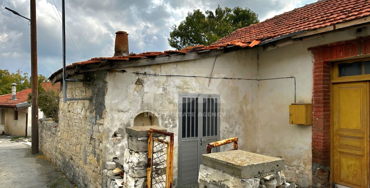 Building Plot for Sale in Silikou, Limassol | 350m² Residential Land with Listed House with Panoramic Country Views