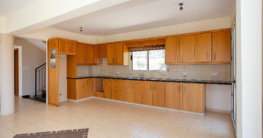 Four-Bedroom House with Swimming Pool in Argaka, Paphos for sale