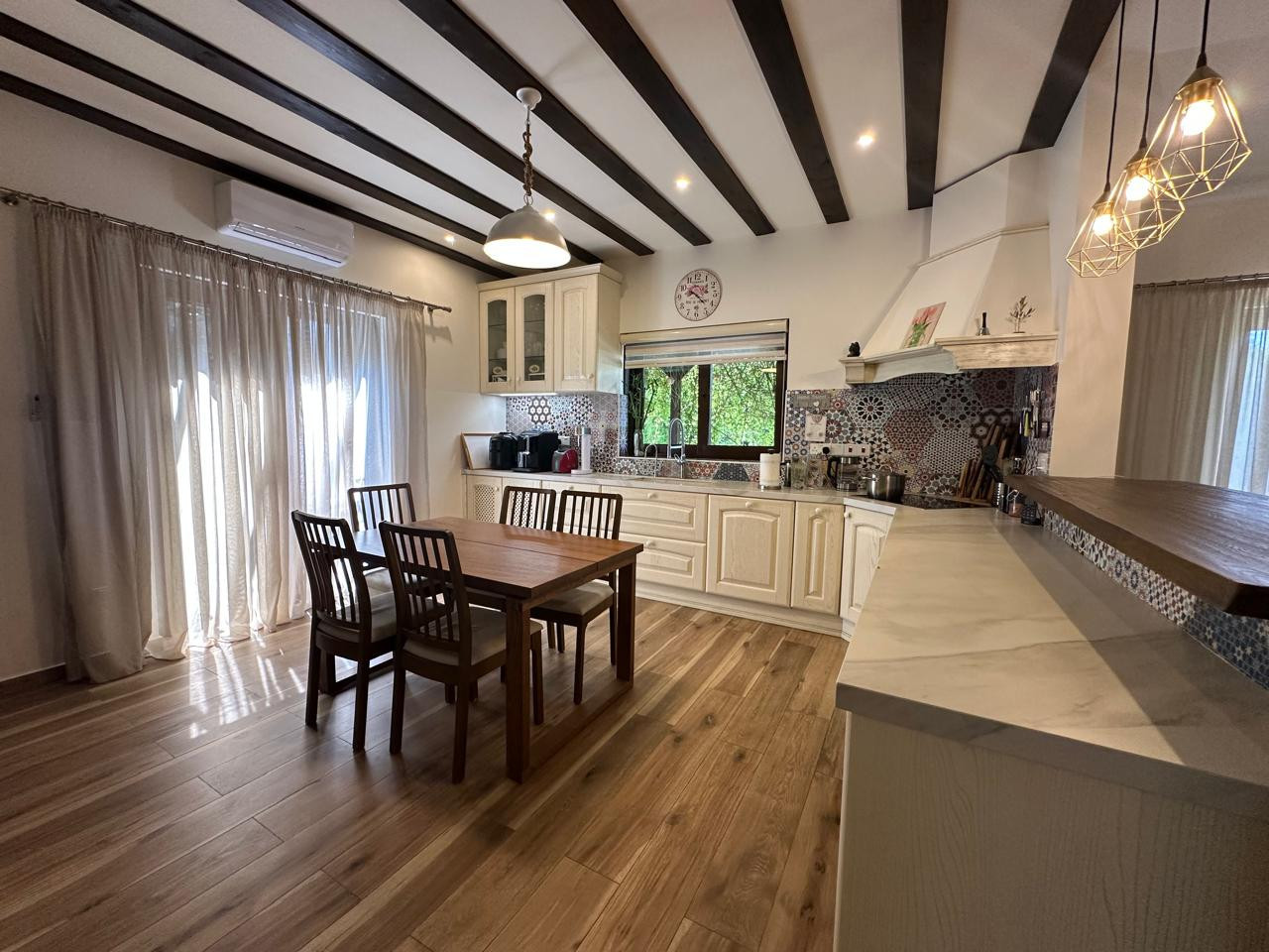 6-Schlafzimmer-Villa 220 m² in Souni Zanatzia, Zypern
