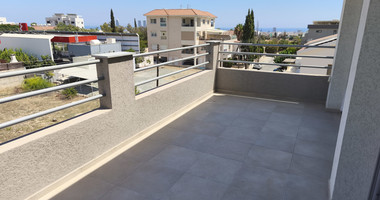 Spacious 1 Bed Top Floor upper house/Apartment in Panthea