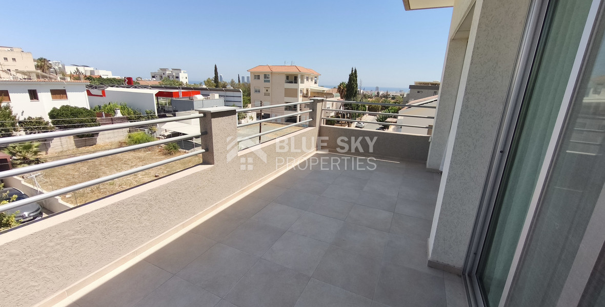 Spacious 1 Bed Top Floor upper house/Apartment in Panthea