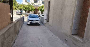 Spacious 1 Bed Top Floor upper house/Apartment in Panthea