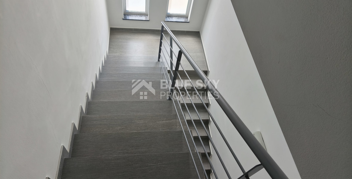 Spacious 1 Bed Top Floor upper house/Apartment in Panthea