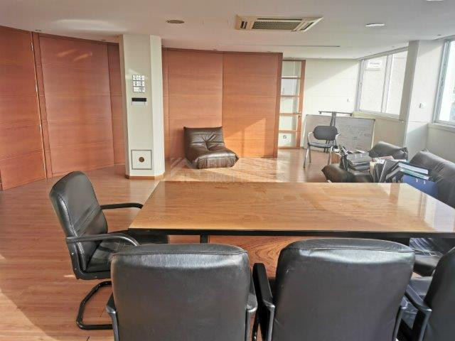 Spacious 200 m² Office for Rent in Agia Zoni