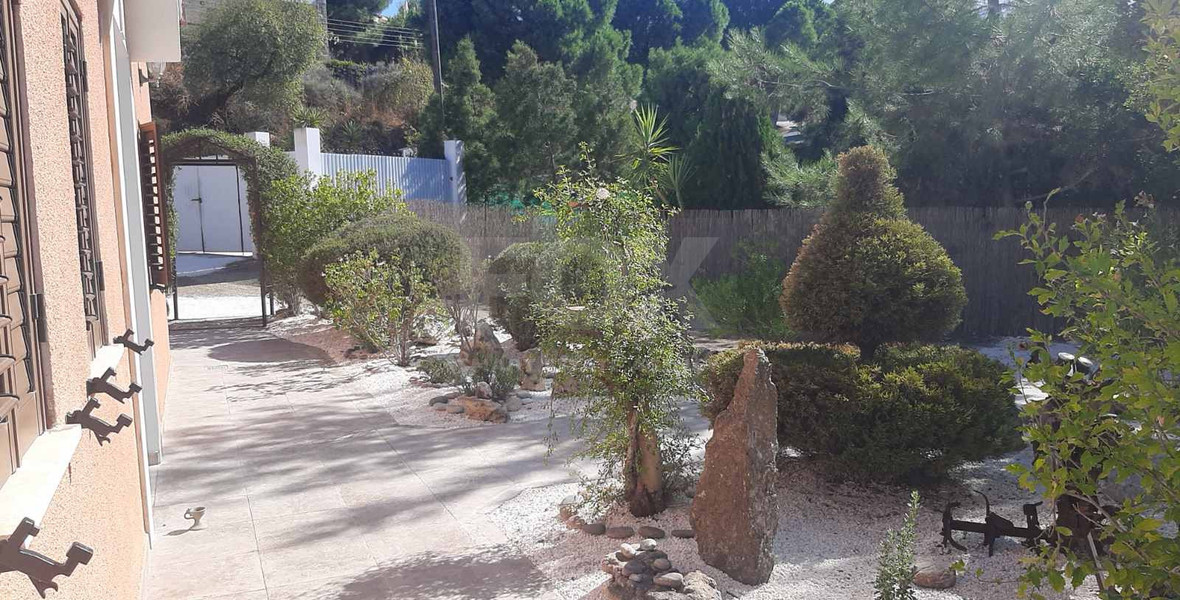 FOUR BEDROOM BUNGALOW HOUSE FOR RENT