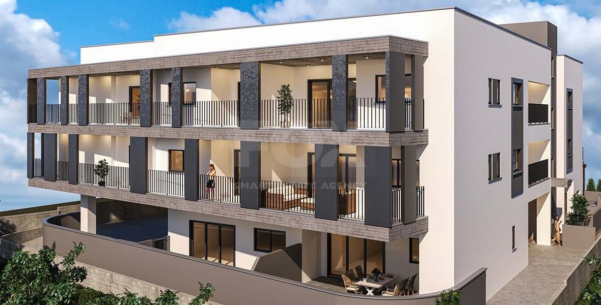 1-Bedroom Apartment with Spacious Outdoor Areas in Kato Polemidia