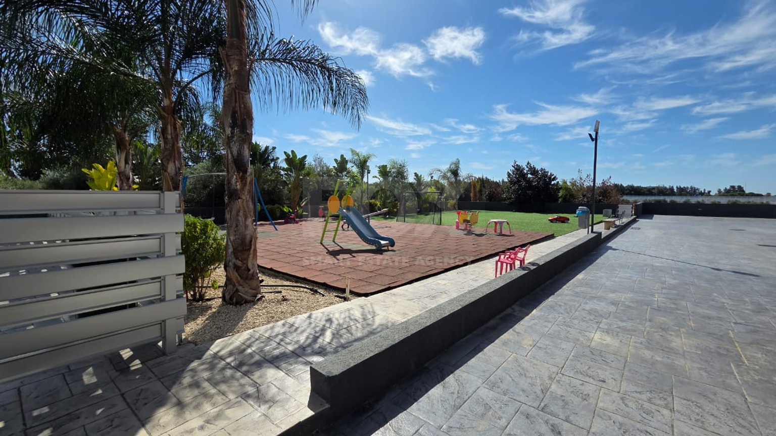 Brand new Two bedroom penthouse with Roof Garden for rent in Kato Polemidia