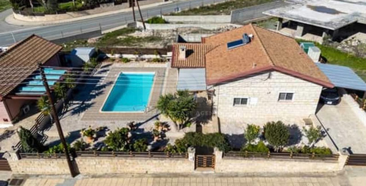 Beautiful Detached 2-Bedroom House with Private Pool in Souni