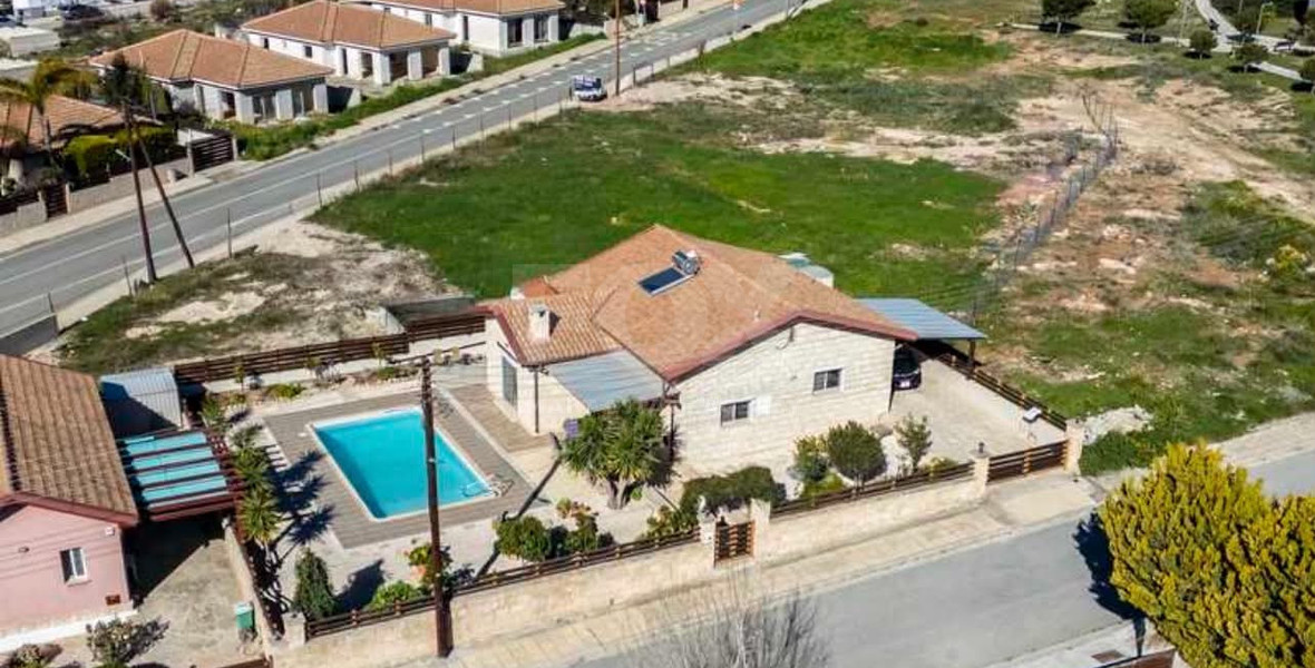 Beautiful Detached 2-Bedroom House with Private Pool in Souni