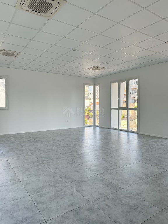 PRIME CITY-CENTRE OFFICE BUILDING FOR RENT | 50M FROM THE SEA | 6 PARKING SPACES