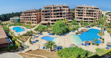 Three Bedroom Ground Floor Apartment with Private Garden & Pool Views ,Universal, Paphos