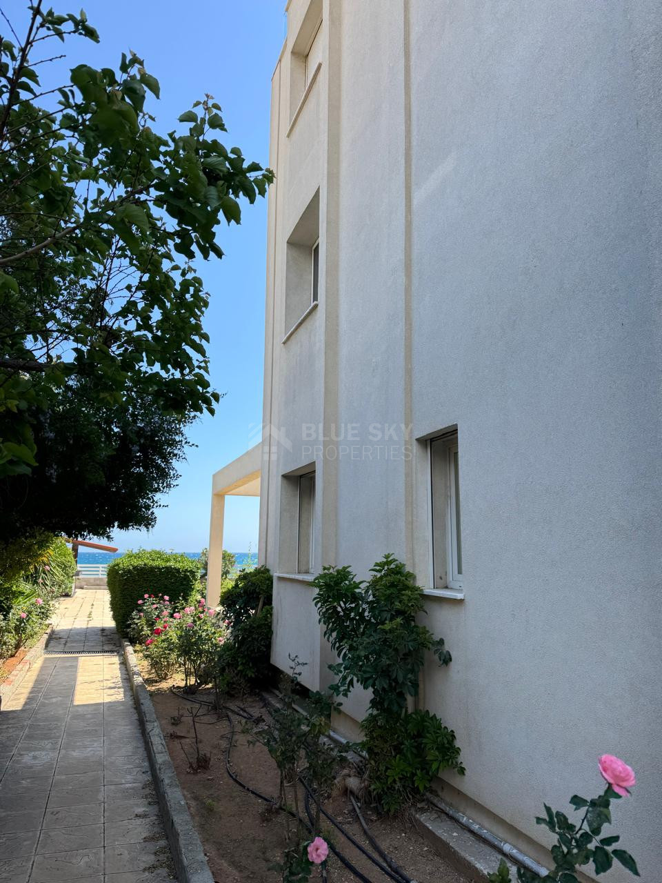 For Rent Luxury Seafront Three-Bedroom Fully Furnished Apartment in Parekklisia
