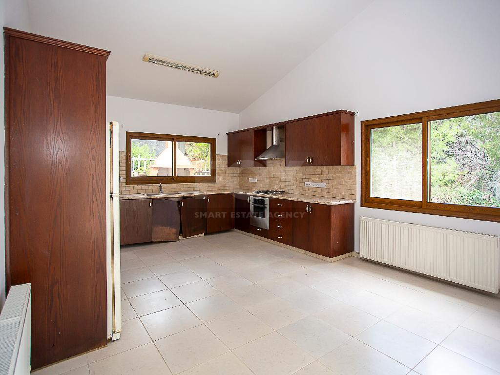 Spacious 4-Bedroom Ground-Floor House in Moniatis For Sale, in Limassol District