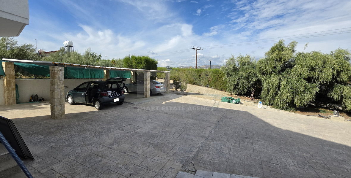 Spacious 3-Bedroom House With An Office & Separate Maids House For Rent  Near The Island School