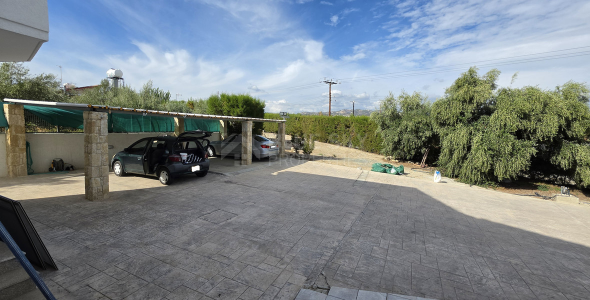 Spacious 3-Bedroom House With An Office & Separate Maids House For Rent  Near The Island School