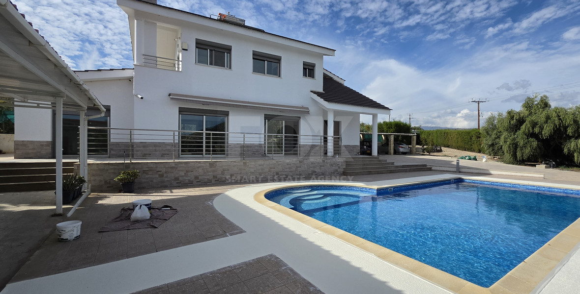 Spacious 3-Bedroom House With An Office & Separate Maids House For Rent  Near The Island School