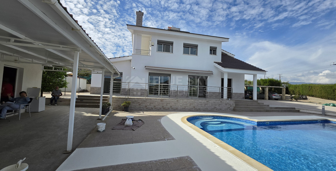 Spacious 3-Bedroom House With An Office & Separate Maids House For Rent  Near The Island School