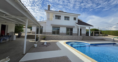 Spacious 3-Bedroom House With An Office & Separate Maids House For Rent  Near The Island School