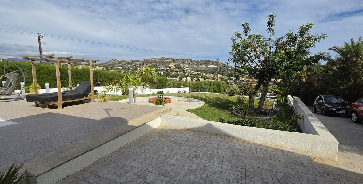 Spacious 3-Bedroom House With An Office & Separate Maids House For Rent  Near The Island School