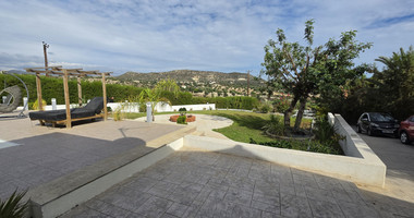 Spacious 3-Bedroom House With An Office & Separate Maids House For Rent  Near The Island School