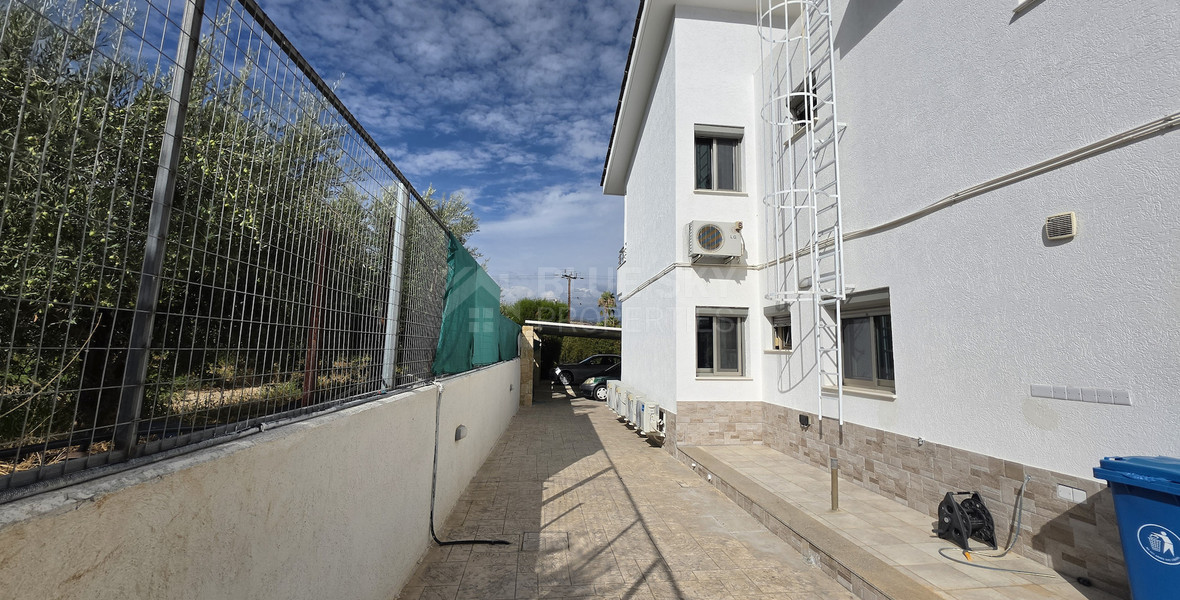 Spacious 3-Bedroom House With An Office & Separate Maids House For Rent  Near The Island School