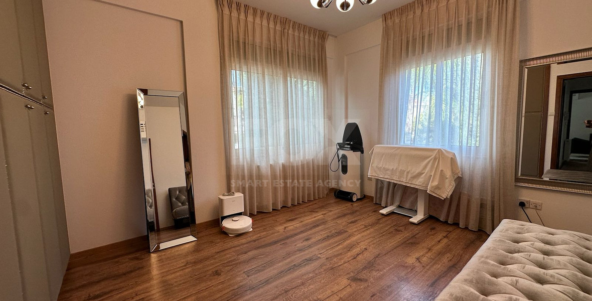 LUXURY FIVE-BEDROOM VILLA FOR RENT | PYRGOS TOURIST AREA