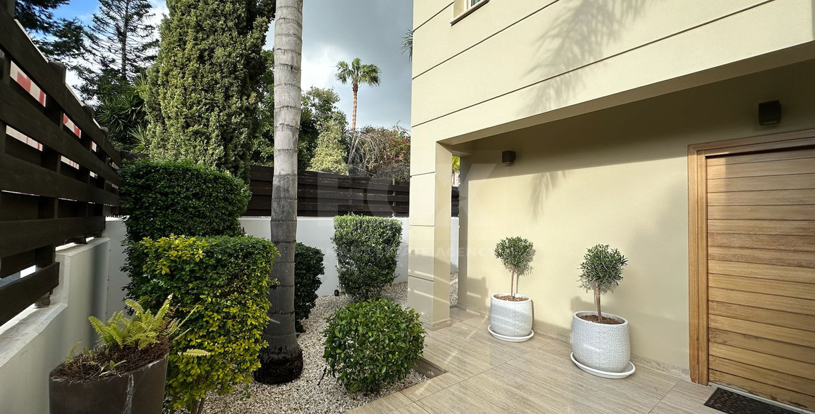 LUXURY FIVE-BEDROOM VILLA FOR RENT | PYRGOS TOURIST AREA