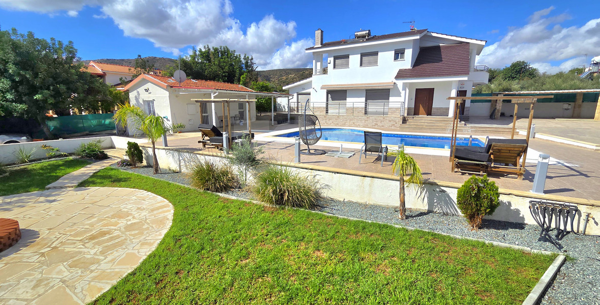 Private Five-Bedroom Villa with Separate Guest House, Swimming Pool and 2,400 m² Plot for Rent in Paramytha, Limassol, Near to the Heritage school