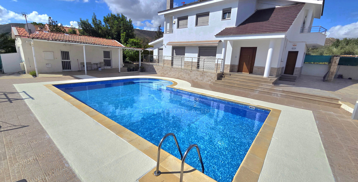 Private Five-Bedroom Villa with Separate Guest House, Swimming Pool and 2,400 m² Plot for Rent in Paramytha, Limassol, Near to the Heritage school