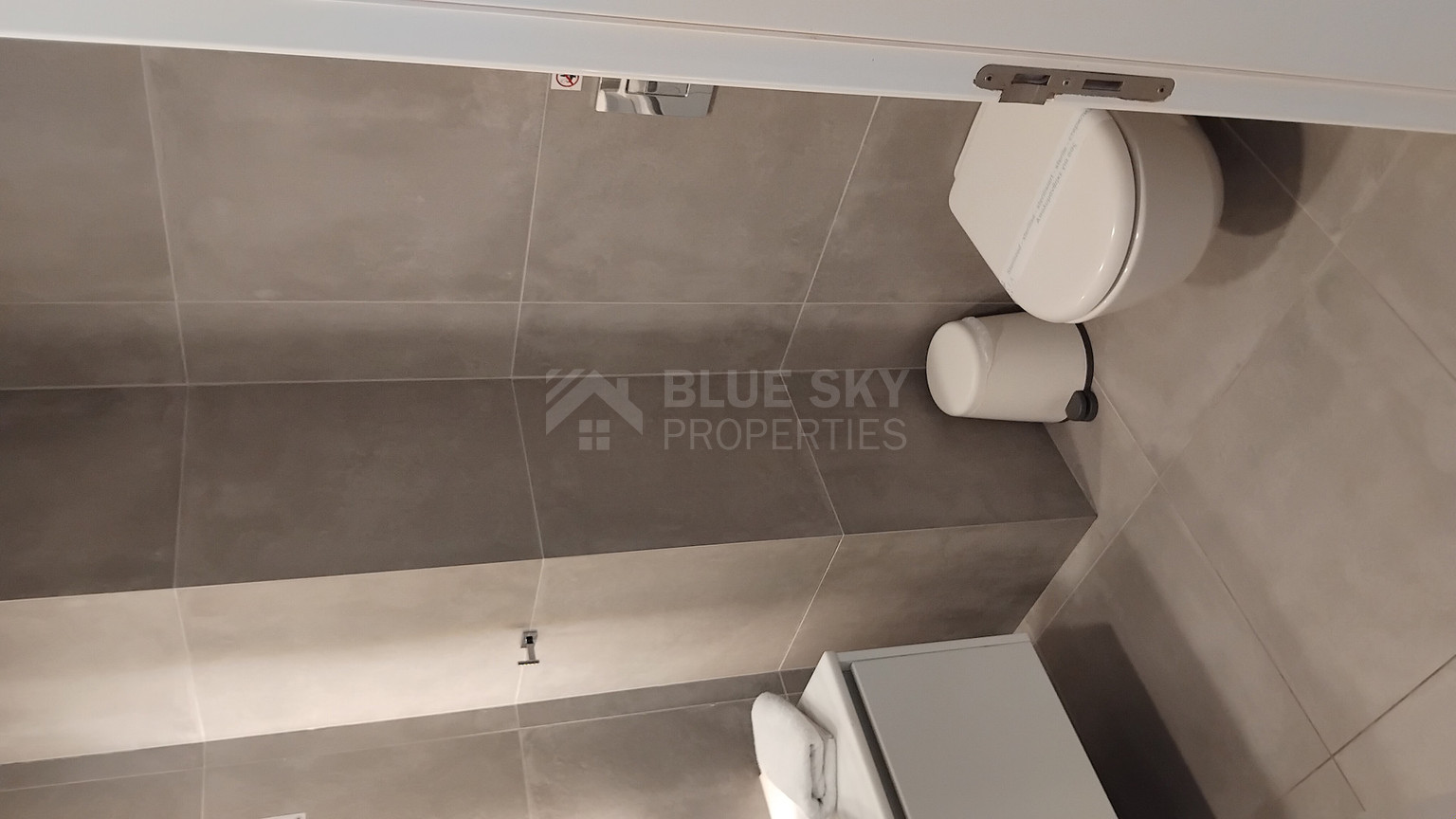 Furnished One-Bed Apartment in Universal with Pool & Gym for sale