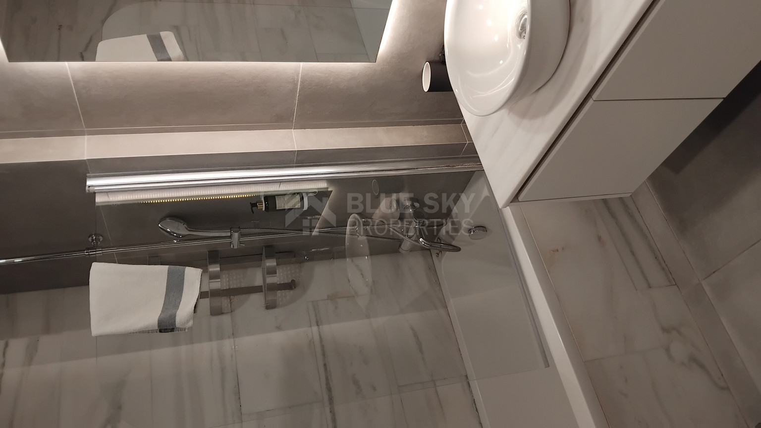 Furnished One-Bed Apartment in Universal with Pool & Gym for sale