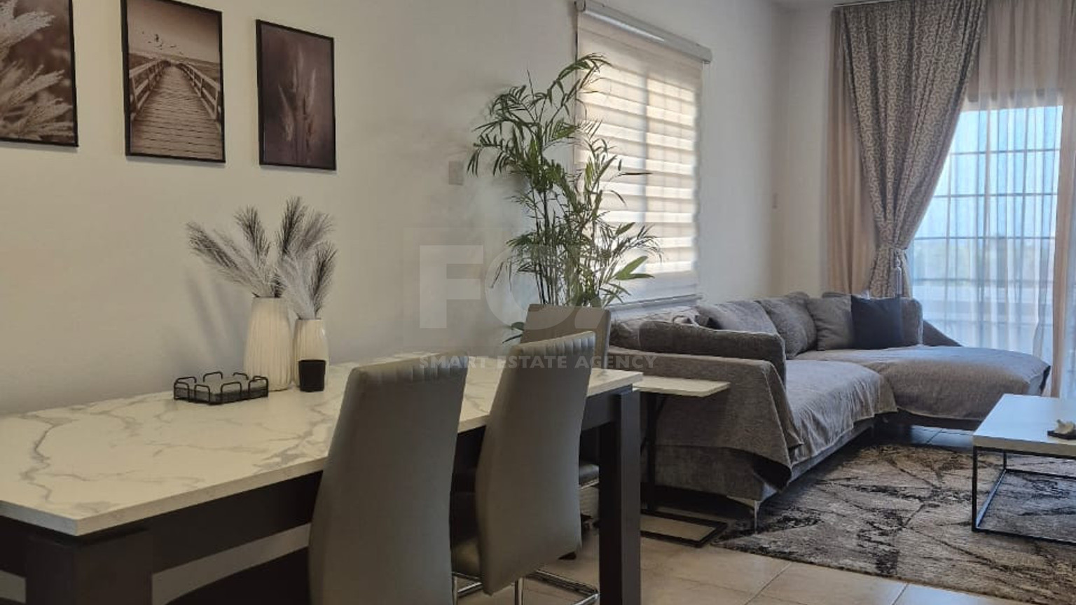Charming Two-Bed Semi-Detached House in Universal with City Views