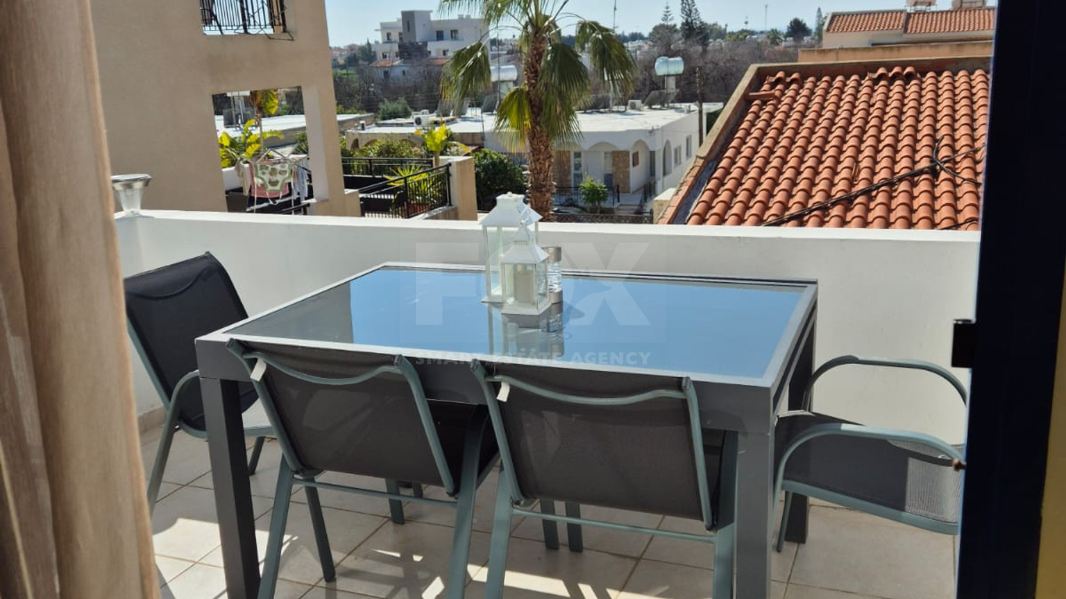 Charming Two-Bed Semi-Detached House in Universal with City Views