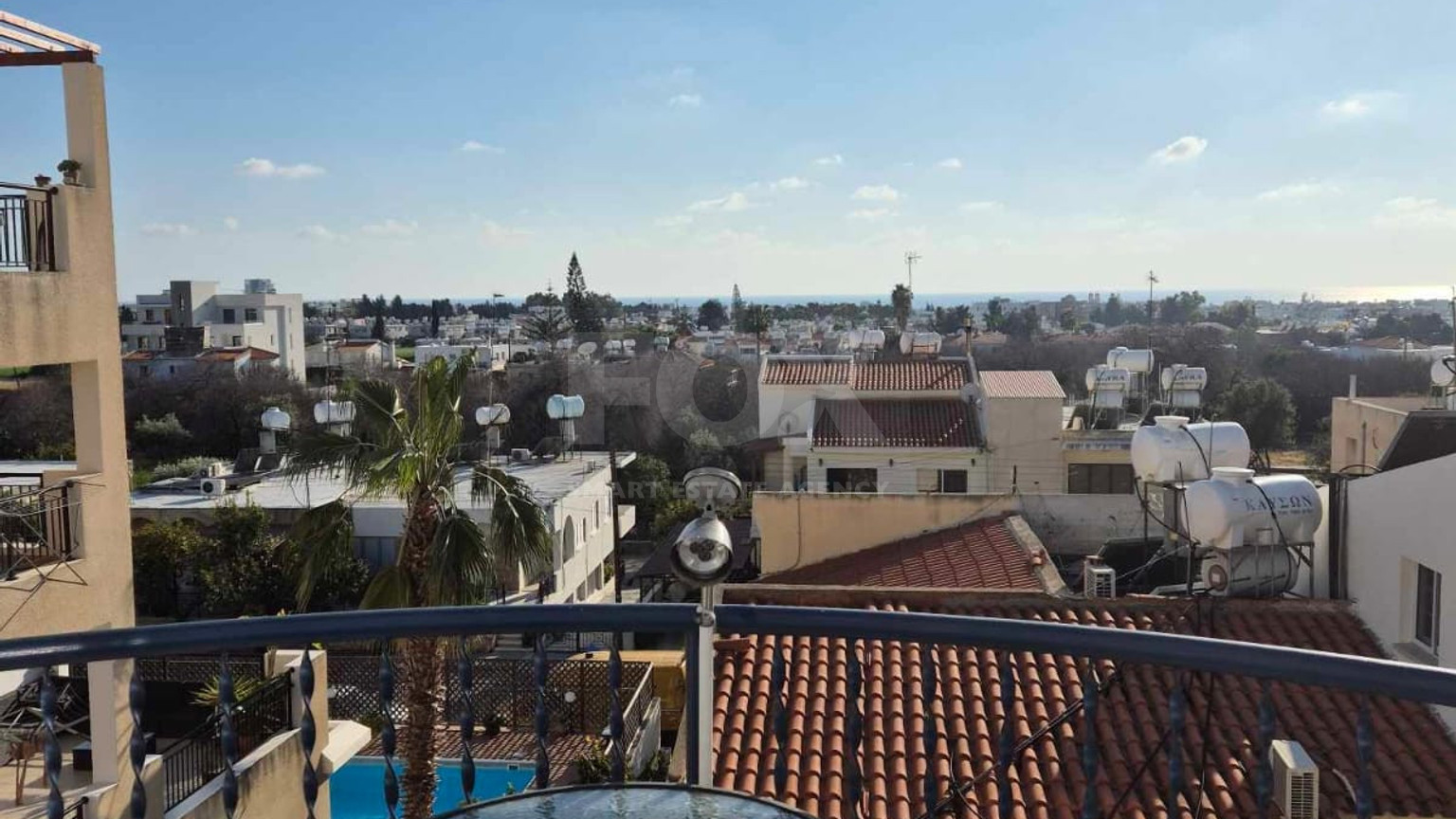 Charming Two-Bed Semi-Detached House in Universal with City Views