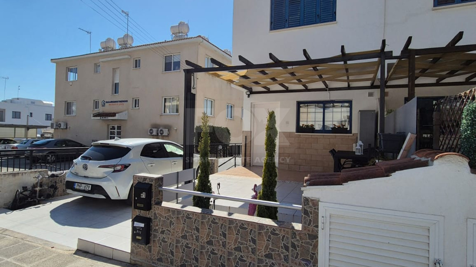 Charming Two-Bed Semi-Detached House in Universal with City Views