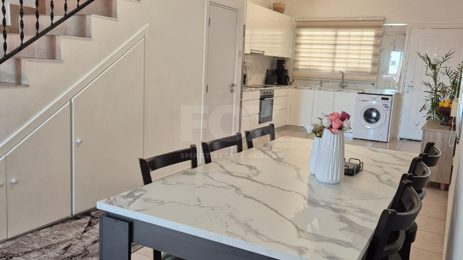 Charming Two-Bed Semi-Detached House in Universal with City Views