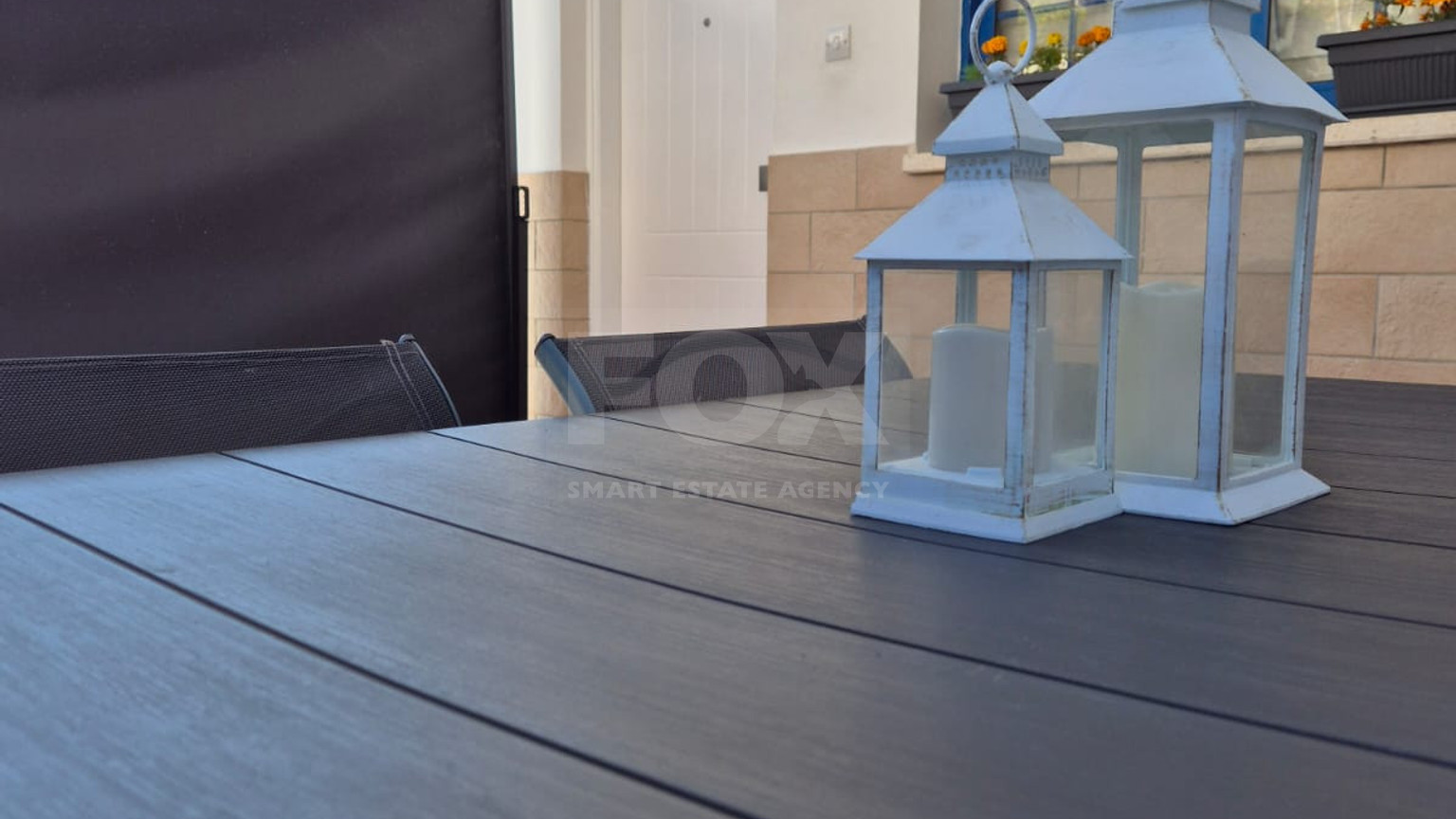 Charming Two-Bed Semi-Detached House in Universal with City Views