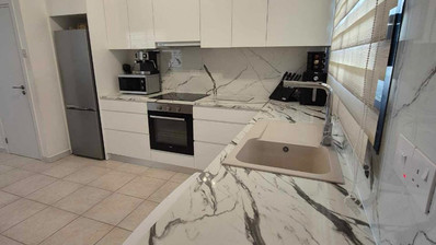 Charming Two-Bed Semi-Detached House in Universal with City Views