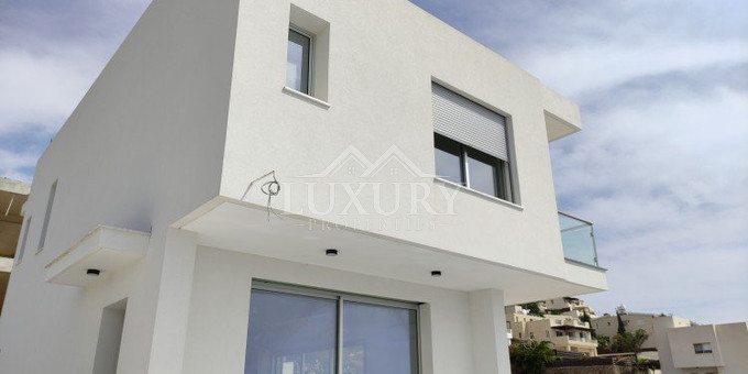 LUXURY THREE BEDROOM KEY READY VILLA WITH UNOBSTRUCTED SEA VIEWS!!