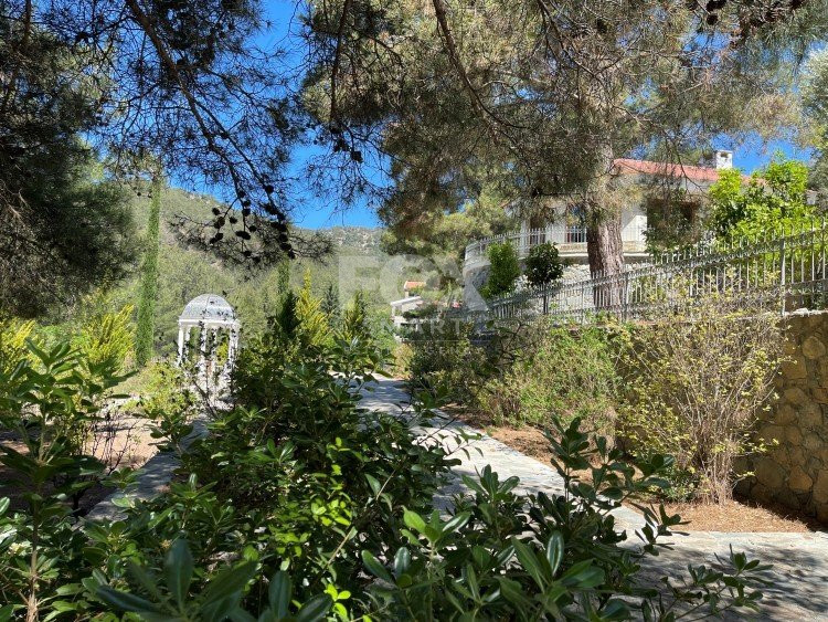 Casa 5 habitaciones 350 m² en Moniatis, Chipre