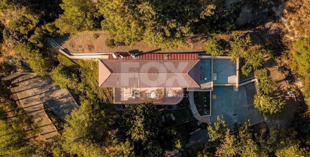 Do you wish to own this Superb Villa in Moniatis with a private road & big garden?