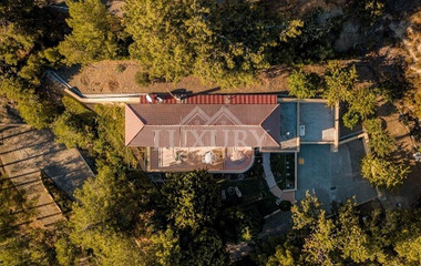 Do you wish to own this Superb Villa in Moniatis with a private road & big garden?